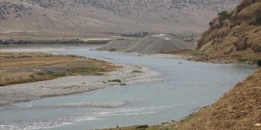 iran-kurakligin-pencesindeki-iraka-akan-nehrin-suyunu-kesti