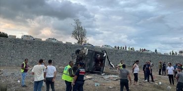kemerburgazda-servis-otobusu-kopruden-dustu-27-isci-yaralandi