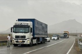 sel-nedeniyle-turkiye-iran-kara-yolu-ulasima-kapandi
