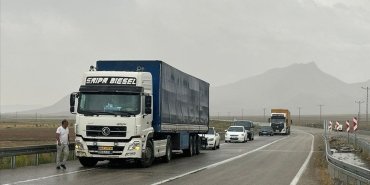 sel-nedeniyle-turkiye-iran-kara-yolu-ulasima-kapandi