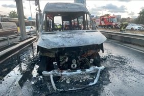 sislide-seyir-halindeki-servis-minibusu-alev-aldi
