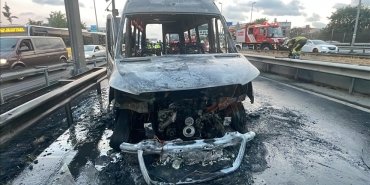 sislide-seyir-halindeki-servis-minibusu-alev-aldi