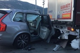 trafik-kazasi-geciren-sarkici-tan-tasci-ve-yanindaki-iki-kisi-yaralandi
