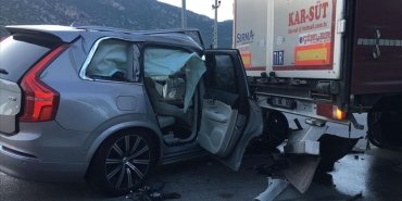 trafik-kazasi-geciren-sarkici-tan-tasci-ve-yanindaki-iki-kisi-yaralandi
