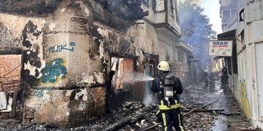 antalyada-cikan-yanginda-iki-metruk-bina-mustakil-ev-ve-apartman-zarar-gordu