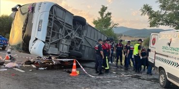 denizlide-kum-yuklu-kamyon-otobuse-carpti-6-kisi-oldu-42-kisi-yaralandi