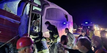 yolcu-otobusu-traktore-carpti-2-kisi-hayatini-kaybetti18-kisi-yaralandi