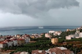 Antalya'nın Alanya ilçesinde denizde 2 hortum oluştu