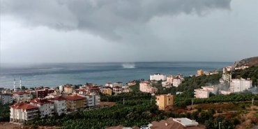 Antalya'nın Alanya ilçesinde denizde 2 hortum oluştu