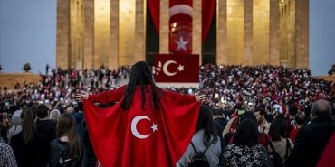 Milli Savunma Bakanlığı, 29 Ekim Cumhuriyet Bayramı dolayısıyla Anıtkabir'i 1 milyon 182 bin 425 kişinin ziyaret ettiğini ve yeni bir rekorun kırıldığını bildirdi.