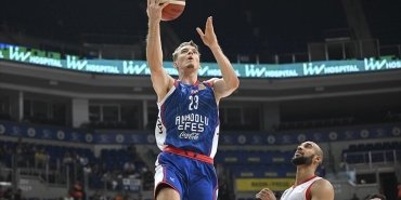anadolu-efes-cumhuriyetin-100-yilina-ozel-forma-ile-sahaya-cikacak