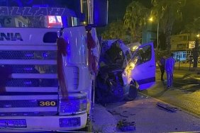 antalyada-kamyona-carpan-tur-minibusundeki-1-turist-yasamini-yitirdi
