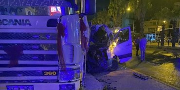 antalyada-kamyona-carpan-tur-minibusundeki-1-turist-yasamini-yitirdi