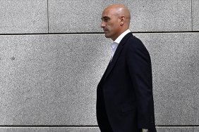 fifadan-eski-ispanya-futbol-federasyonu-baskani-rubialese-uc-yil-men-cezasi