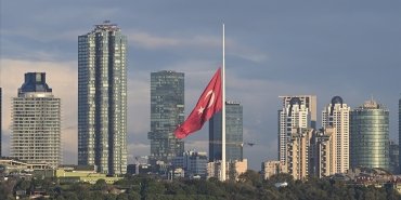 milli-yas-ilaninin-ardindan-turkiyede-bayraklar-yariya-indirildi