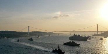 turk-donanmasi-istanbul-bogazinda-tarihinin-en-buyuk-resmigecidini-gerceklestirdi