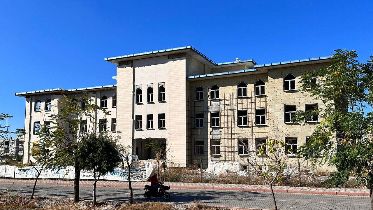 Akhisar'da bir işçi üçüncü kattan düşerek hayatını kaybetti