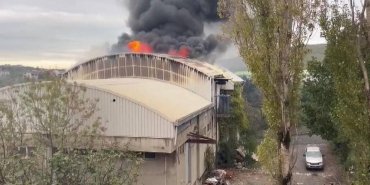 arnavutkoyde-fabrika-alevlere-teslim