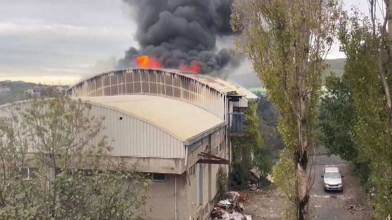 arnavutkoyde-fabrika-alevlere-teslim