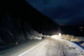 artvin-ardahan-kara-yolu-heyelandan-etkilendi