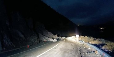 artvin-ardahan-kara-yolu-heyelandan-etkilendi