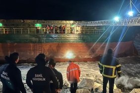 kastamonuda-firtina-sonucu-yuk-gemisi-karaya-oturdu