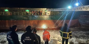 kastamonuda-firtina-sonucu-yuk-gemisi-karaya-oturdu
