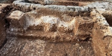 roma-donemine-ait-1800-yillik-boga-basli-kabartma-perre-antik-kentinde-bulundu