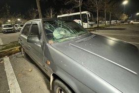 acik-otoparkta-bulunan-35-aracin-camlari-kimligi-belirsiz-biri-tarafindan-kirildi