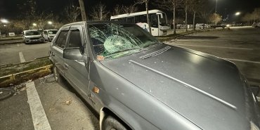 acik-otoparkta-bulunan-35-aracin-camlari-kimligi-belirsiz-biri-tarafindan-kirildi