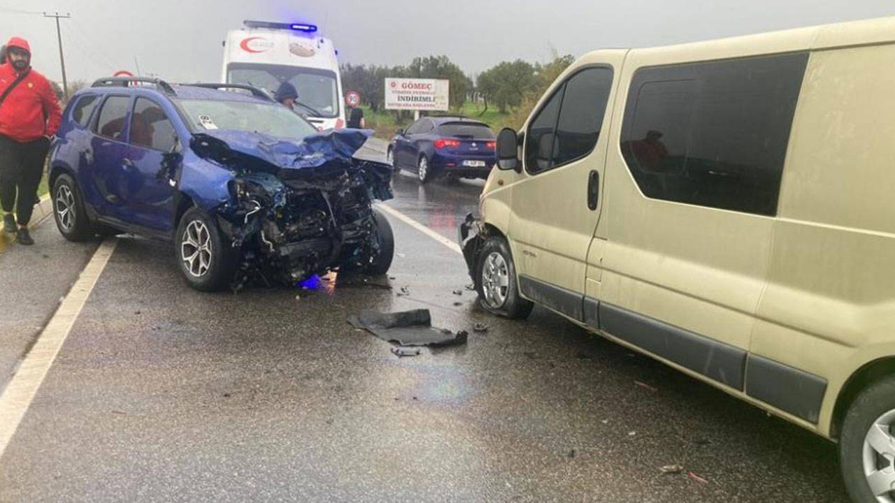ayvalik-sarimsakli-kavsaginda-zincirleme-trafik-kazasi