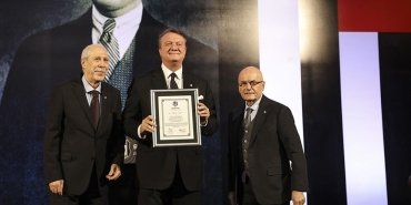besiktas-kulubunde-yeni-baskan-hasan-arat-ve-yonetim-kurulu-goreve-basladi
