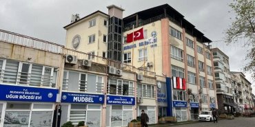 deprem-sirasinda-mudanya-belediye-binasinda-catlaklar-olustu