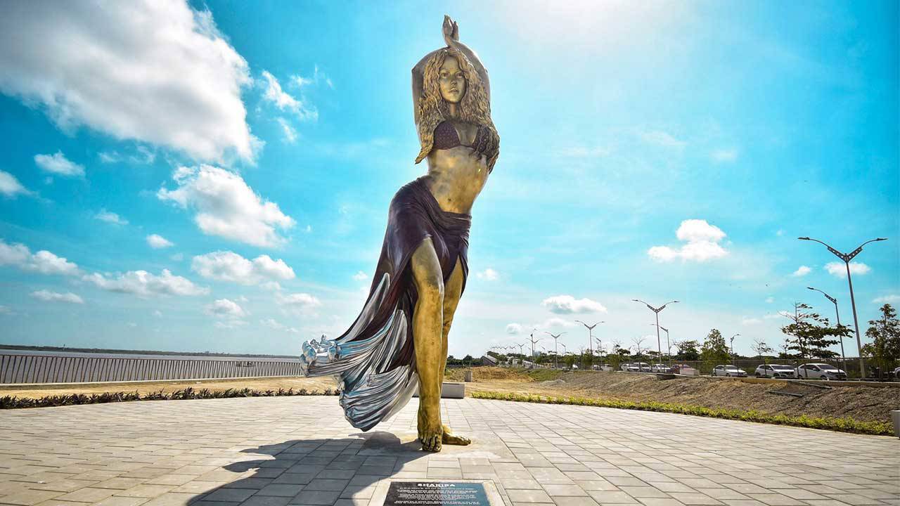 shakiranin-bronz-heykeli-kolombiyada