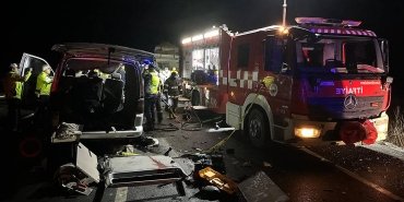 tokat-ta-minibus-kamyona-arkadan-carpti-5-olu-1