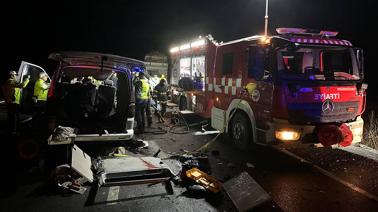 tokat-ta-minibus-kamyona-arkadan-carpti-5-olu-1