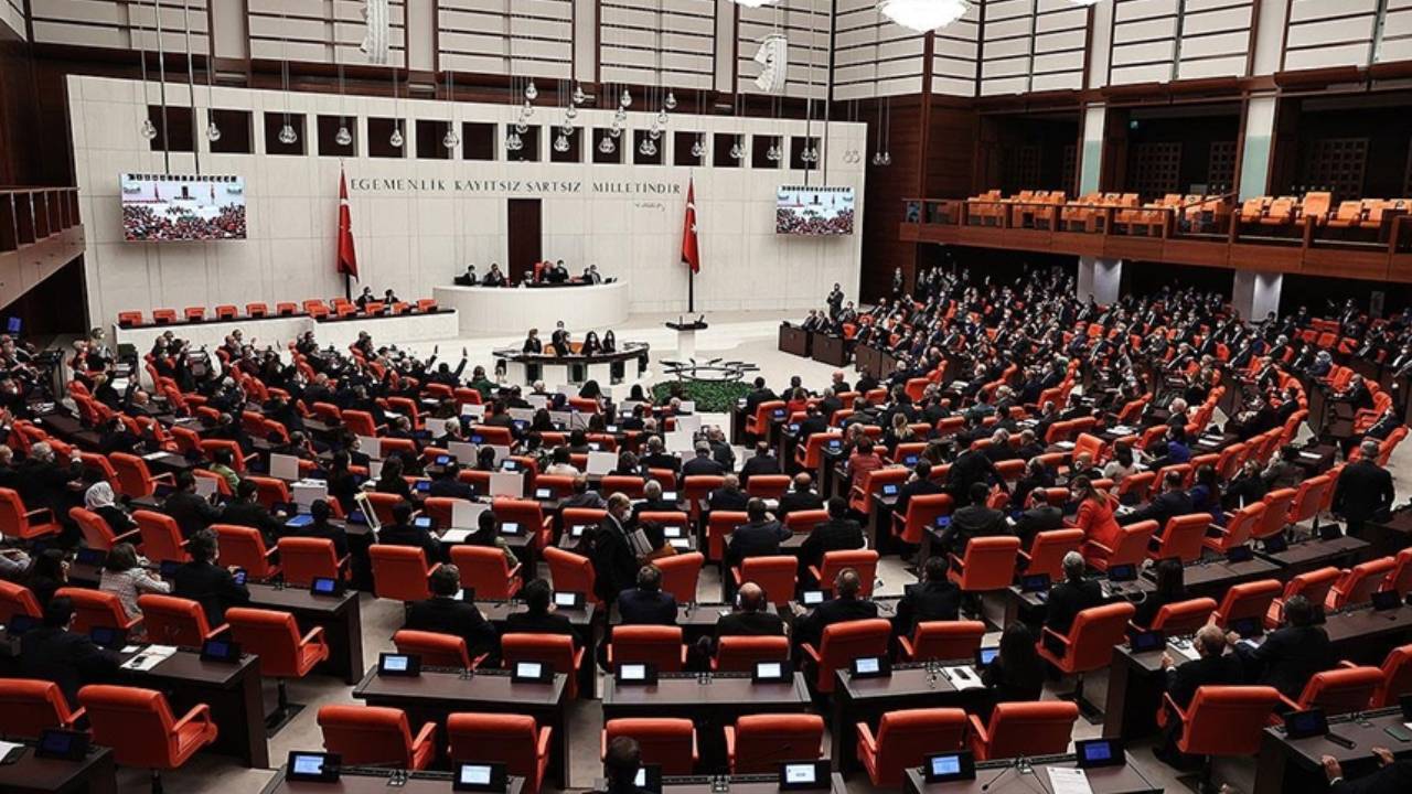 uzman-cavuslarin-sorunlarinin-tespiti-onerisi-akp-ve-mhp-oylariyla-reddedildi