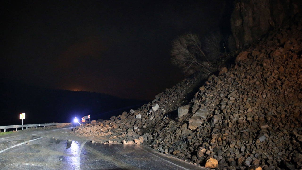 bitlis-baykan-kara-yolunda-heyelan