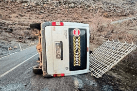 petrol-arama-iscilerini-tasiyan-minibus-devrildi