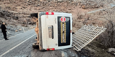 petrol-arama-iscilerini-tasiyan-minibus-devrildi