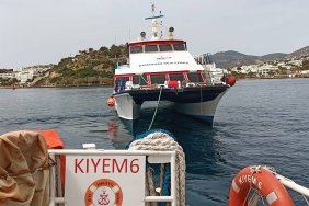 bodrumda-makine-arizasi-nedeniyle-suruklenen-yolcu-teknesi-kurtarildi