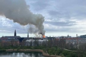 danimarka-da-tarihi-borsa-binasinda-yangin-56-metre-yukseklikteki-kule-ucu-coktu