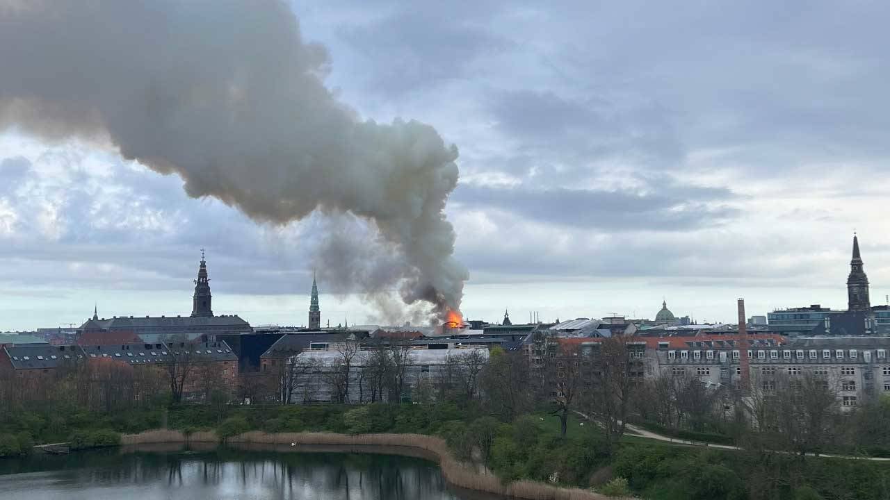 danimarka-da-tarihi-borsa-binasinda-yangin-56-metre-yukseklikteki-kule-ucu-coktu
