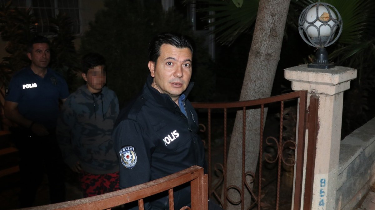Antalya'da Psikolojik Sorunları Olan Kişi Evini Yakmaya Kalkıştı