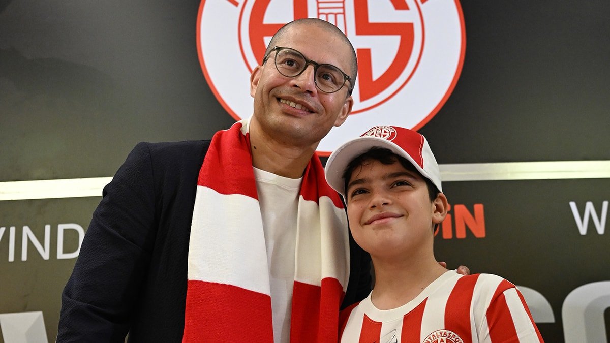 Yardımcı Antrenörler ve Transferler