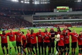 bayer-leverkusen-avrupa-ligi-finaline-yukseldi-3O2JuqOT.jpg