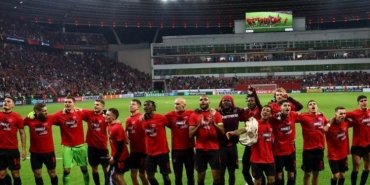bayer-leverkusen-avrupa-ligi-finaline-yukseldi-3O2JuqOT.jpg