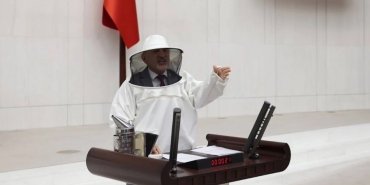 chp-ordu-milletvekili-arici-kiyafetiyle-tbmm-kursusune-cikti