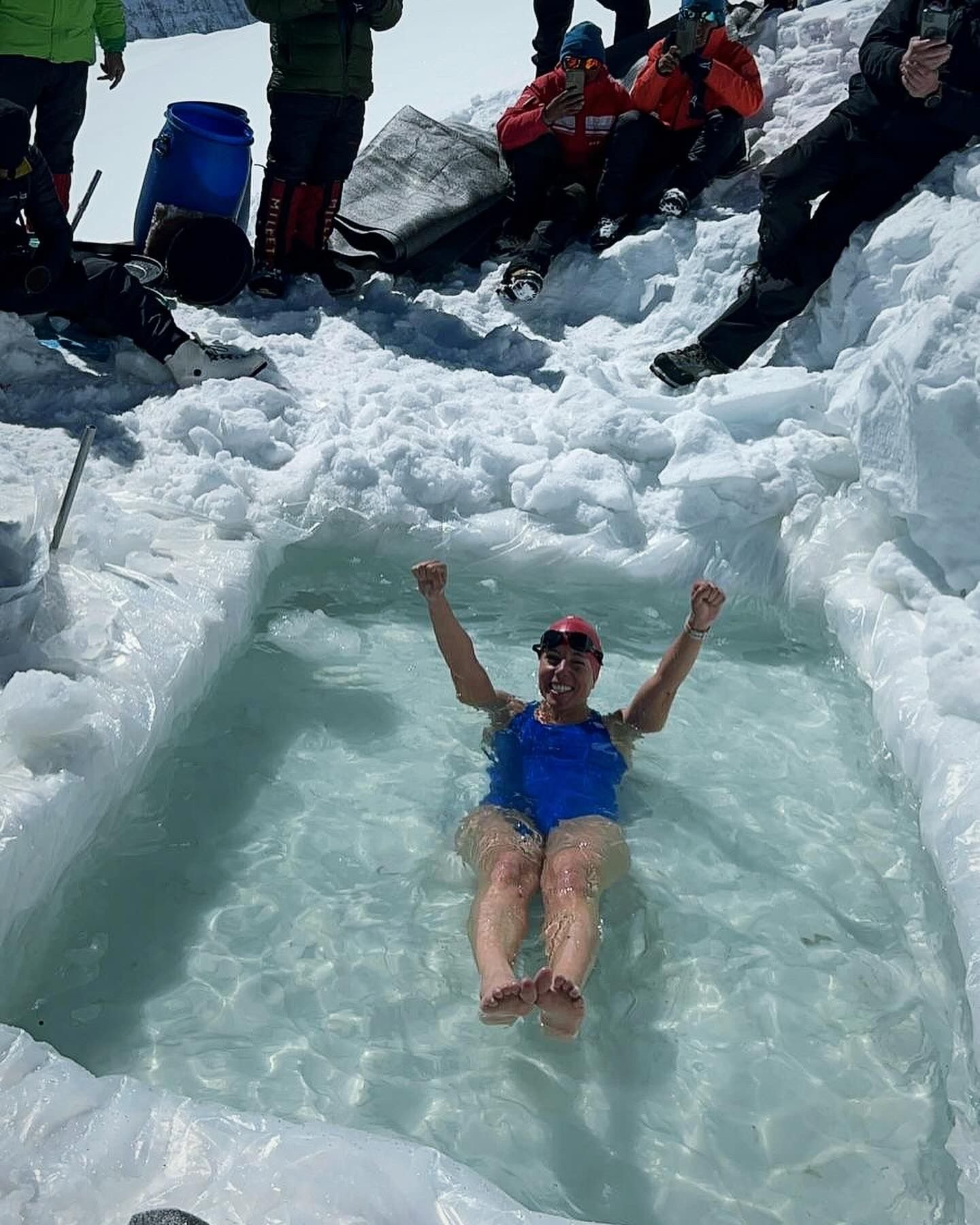 Deniz Kayadelen Everest'te Türk Bayrağını Dalgalandırarak Guinness Rekoru Kırdı