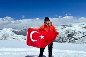 deniz-kayadelen-everestte-turk-bayragini-dalgalandirarak-guinness-rekoru-kirdi-zUeRt6T7.jpg